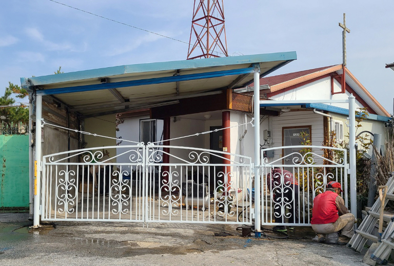 흰색 딱정벌레 아트외문과 쌍문입니다.